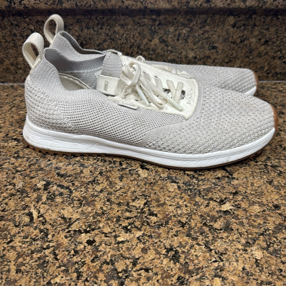 True nit shoes, size 8.5 in men’s